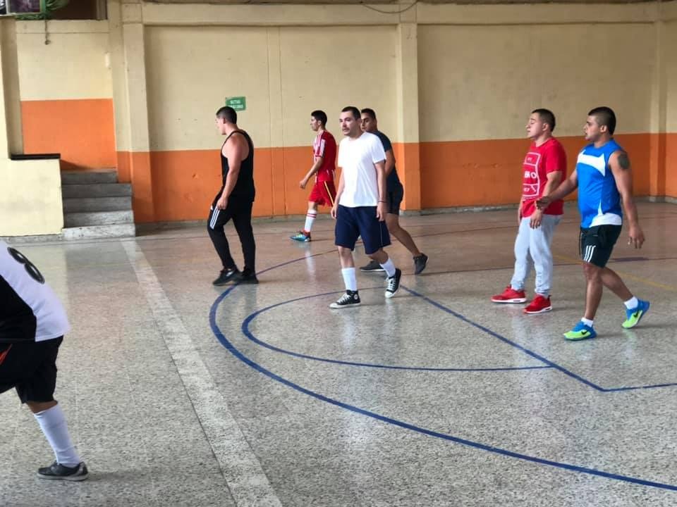 Estudiantes practicando deportes